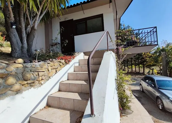 Detached House With Garden And Sea View Country house Sanremo